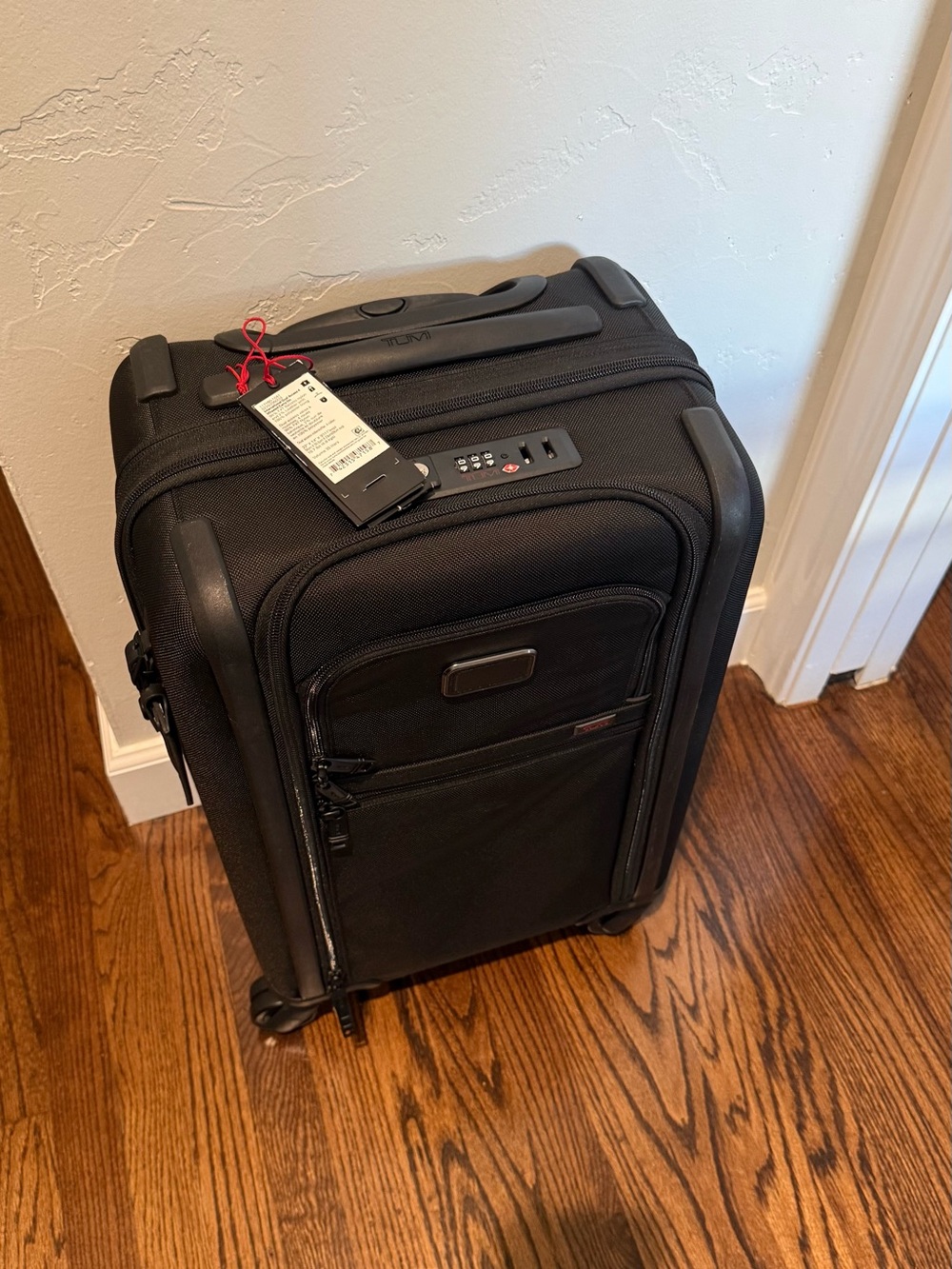 Tumi Alpha 3 22" International Carry-On
Spinner Pockets Dual Access 4 Wheeled 🏖️ - Picture 1 of 14